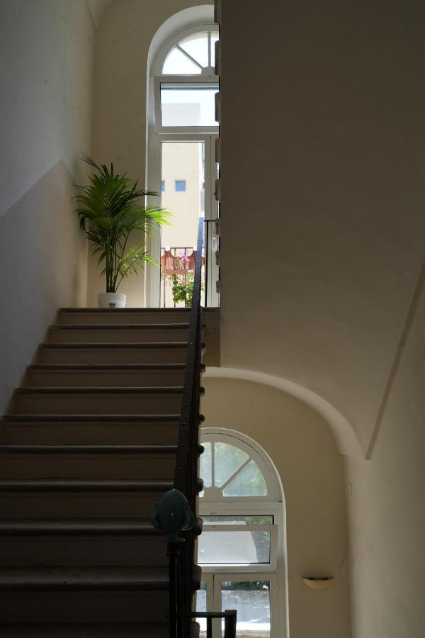 Palazzo Manzoni Apartments Бари Экстерьер фото