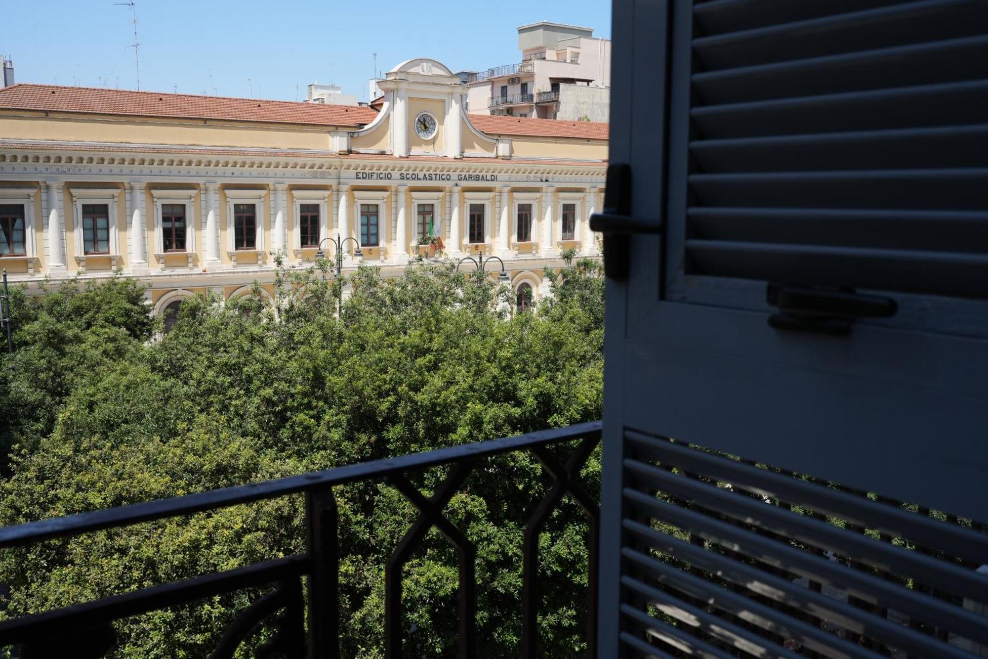 Palazzo Manzoni Apartments Бари Экстерьер фото